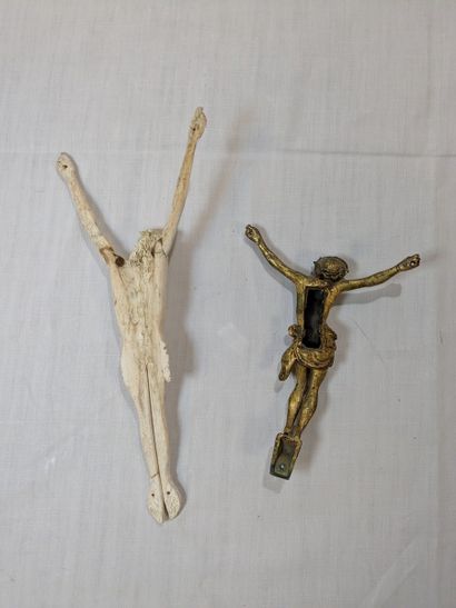 Lot de deux éléments de crucifix, l'un en...