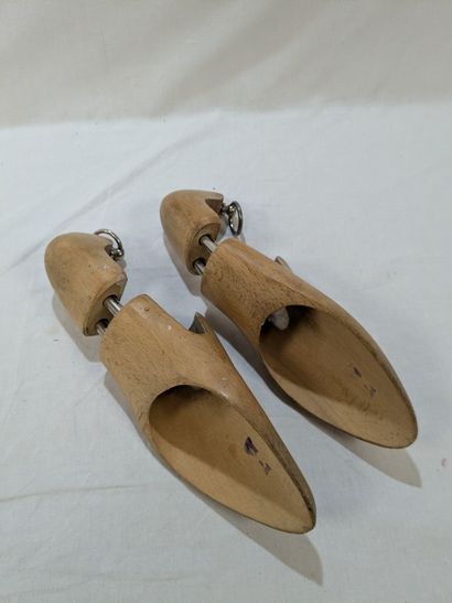 WESTON Paire d'embauchoirs en bois et métal....