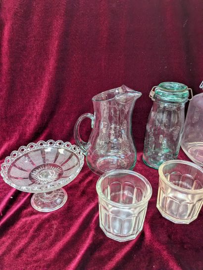 Lot en verre, comprenant un vase, une verseuse,...