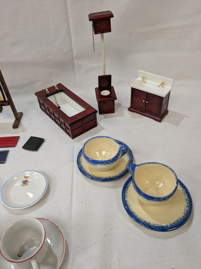 Set made of ceramic, wood, and resin, including...