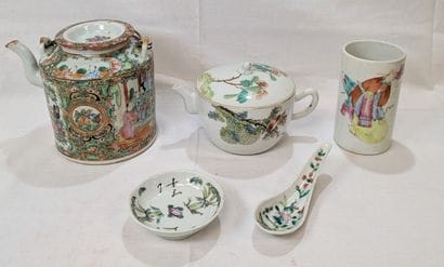 CHINA. A porcelain set decorated with flowers...
