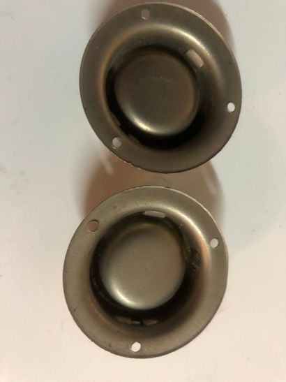 Paire de petits récipients en métal avec...
