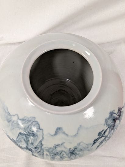 CHINE Vase en porcelaine à décor de paysage...