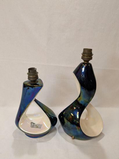 Deux pieds de lampes en faïence irisée. De...