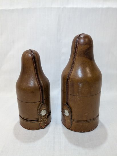 AU BON MARCHE Lot de deux flacons en verres,...