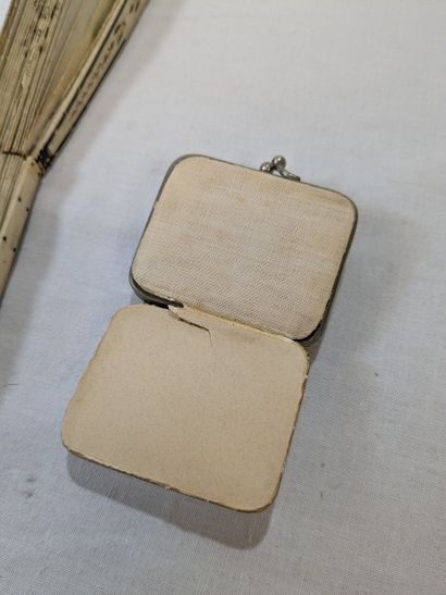 Lot d'objets en os, nacre, résine et verre...