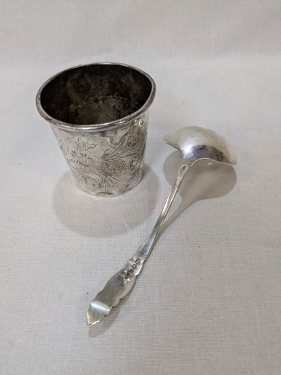 Lot en argent comprenant une timbale et une...