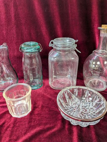 Lot en verre, comprenant un vase, une verseuse,...
