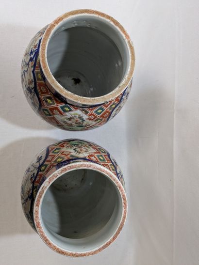 CHINE. Paire de vases en porcelaine à décor...