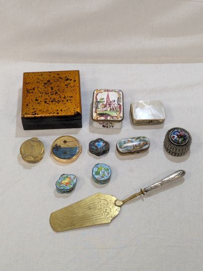 Lot en métal, nacre, faïence et porcelaine,...