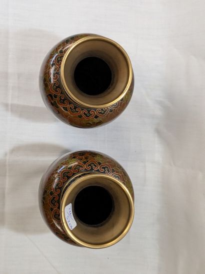 CHINE Paire de vases en métal et émail cloisonné,...