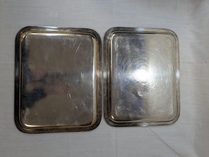 Paire de plateaux à courrier à décor de filet,...
