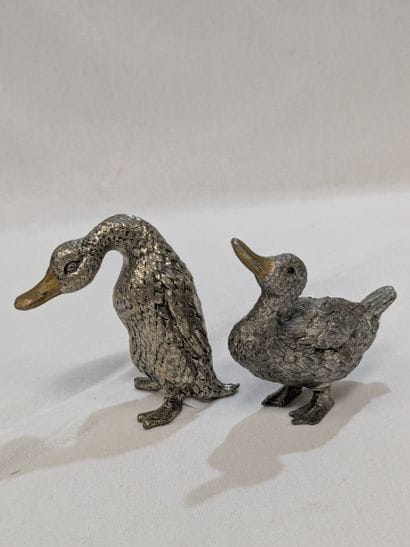 Lot de deux sujets en métal figurant des...
