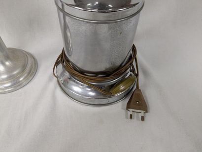 Pied de lampe en métal
H. 49 cm
(rayures)
On...