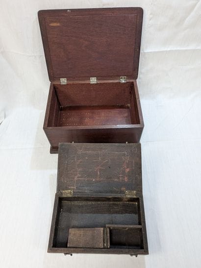 Lot de deux boîtes en bois. 16x33x23cm et...