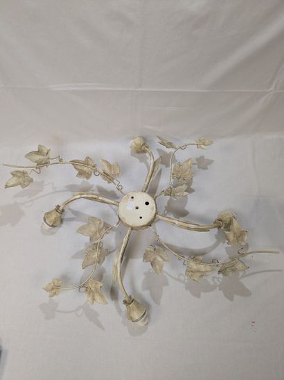 Plafonnier en métal laqué, à décor végétal....