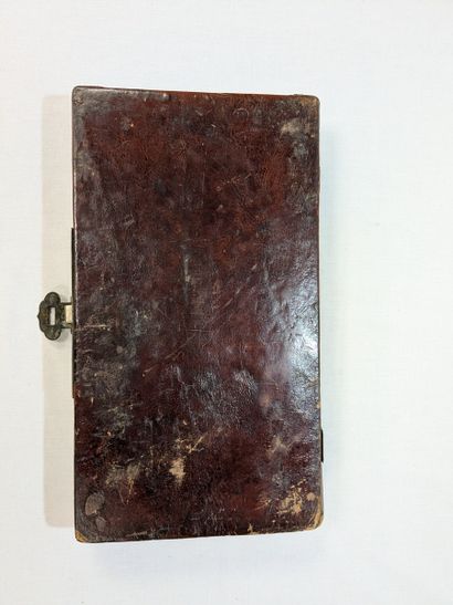 CHINA Lacquered wooden box. Length: 34 cm...