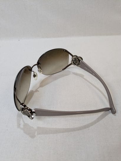 CHANEL - Paire de lunette de soleil en métal...