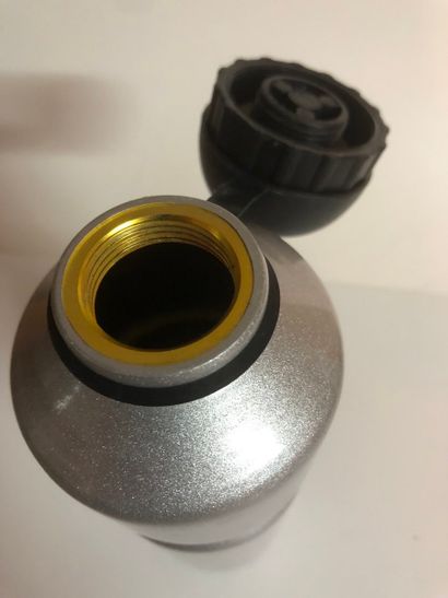 Gourde LACOSTE en métal laqué gris H25.5...