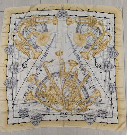 Lot de 4 foulards en tissu dont BALMAIN,...