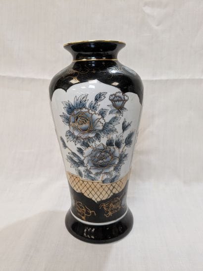 Vase de forme balustre en porcelaine à décor...
