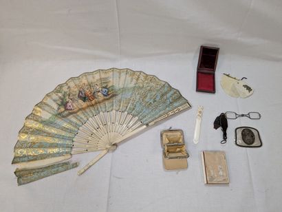 Lot d'objets en os, nacre, résine et verre...