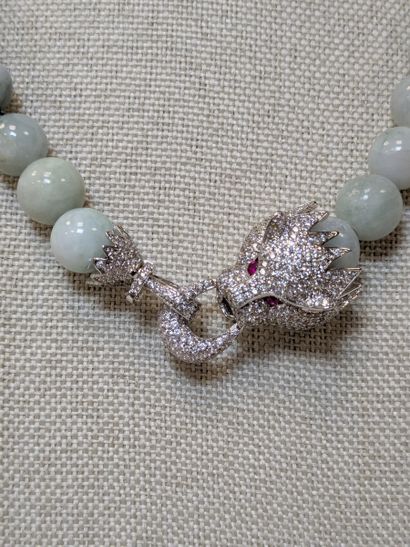 Collier en boules de jade, fermoir en métal...