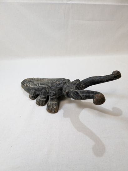 Tire-botte en fonte laquée, figurant un ...