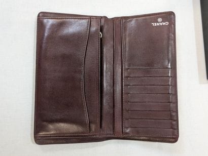 CHANEL - Portefeuille en cuir noir avec boucle...