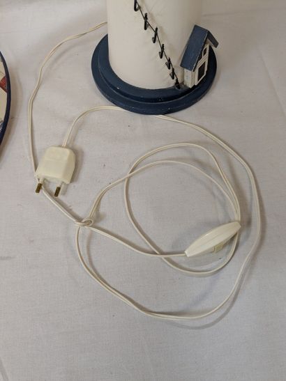 Pied de lampe en bois et résine, en forme...