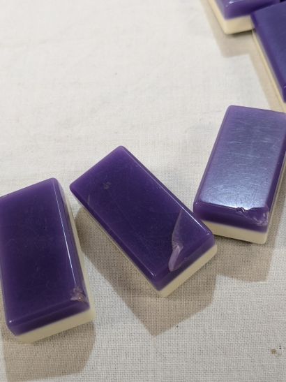Set of white and purple resin dominoes, 3.5...