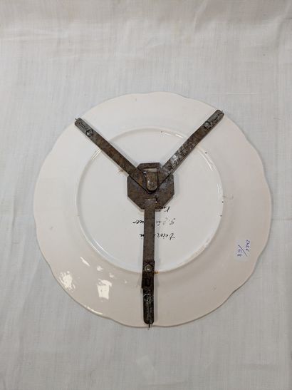 Assiette en faïence émaillée à décor révolutionnaire,...