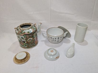 CHINA. A porcelain set decorated with flowers...