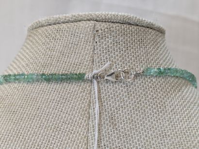 Collier en perles d'émeraude. Fermoir en...