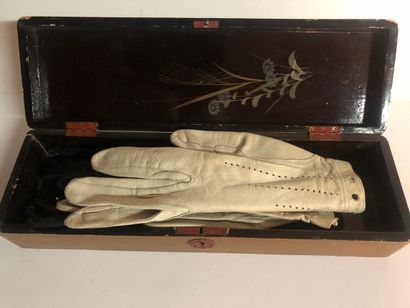 ASIA Antique lacquered wooden glove box (with...