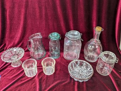 Lot en verre, comprenant un vase, une verseuse,...