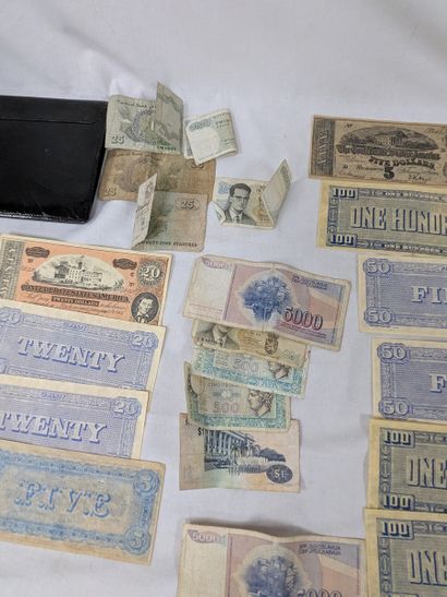 WORLD - Set of banknotes including Singapore,...