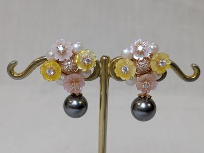 Paire de boucles d'oreilles en vermeil, serties...