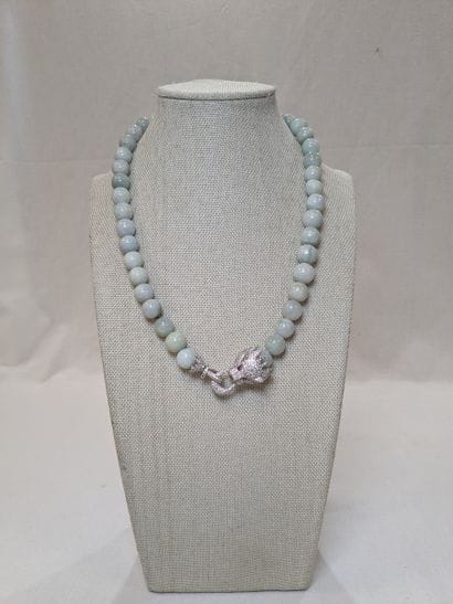 Collier en boules de jade, fermoir en métal...