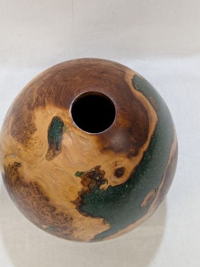 Vase en bois de loupe incrusté d'éléments...