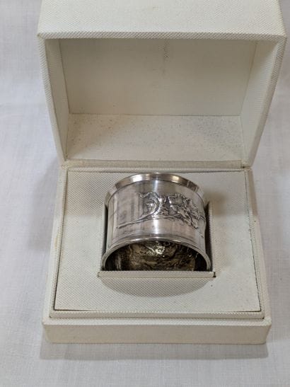 Rond de serviette en argent (Minerve). Poids...