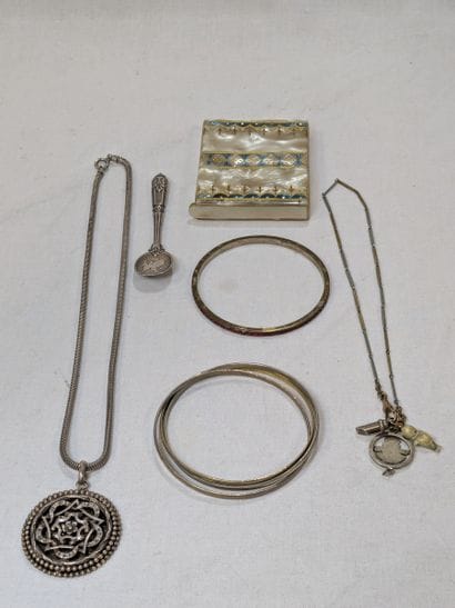Lot en métal argenté, comprenant 2 bracelet,...