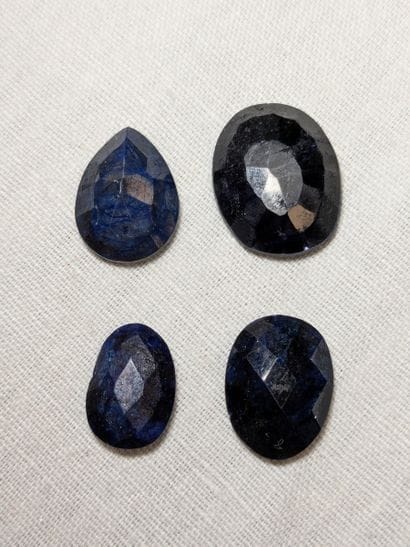 Lot de 4 saphirs traités. Poids total : 43,50...