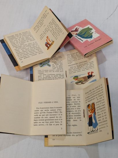 Boîte bibliothèque en carton regroupant 12...