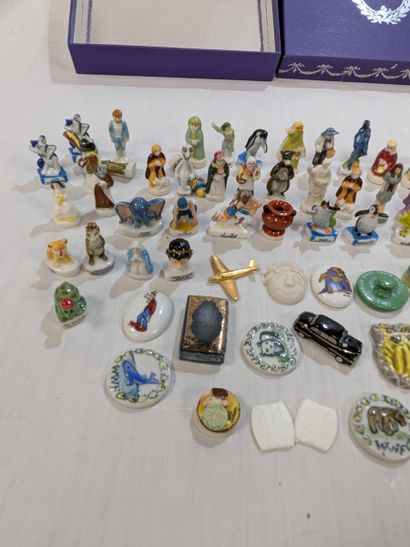 Lot de fèves en porcelaine. (environ 3cm...