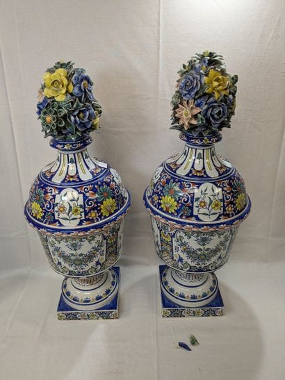Paire de vases balustre décoratifs à décor...