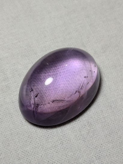 Améthyste, 48,72 carats. Provenance : Brésil....