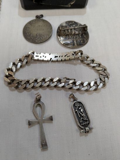 Lot en argent comprenant deux pendentifs...