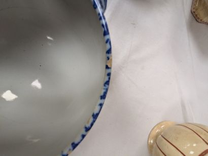 Lot en faïence comprenant une soupière en...