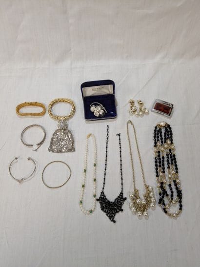 Lot de bijoux fantaisie comprenant 4 colliers,...